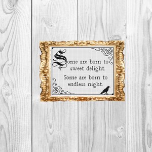 Op de afbeelding: Een ingelijst zwart-witdruk met een gouden lijst. De print bevat een citaat in gotische letter: "Some are born to sweet delight. Some are born to endless night." Een zwart silhouet van een raaf bevindt zich onderaan de print.