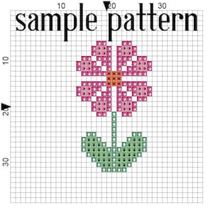 Op de afbeelding: Een kruissteekpatroon van een roze bloem met een groene stengel en bladeren. Het patroon is bovenaan met "sample pattern" gelabeld.