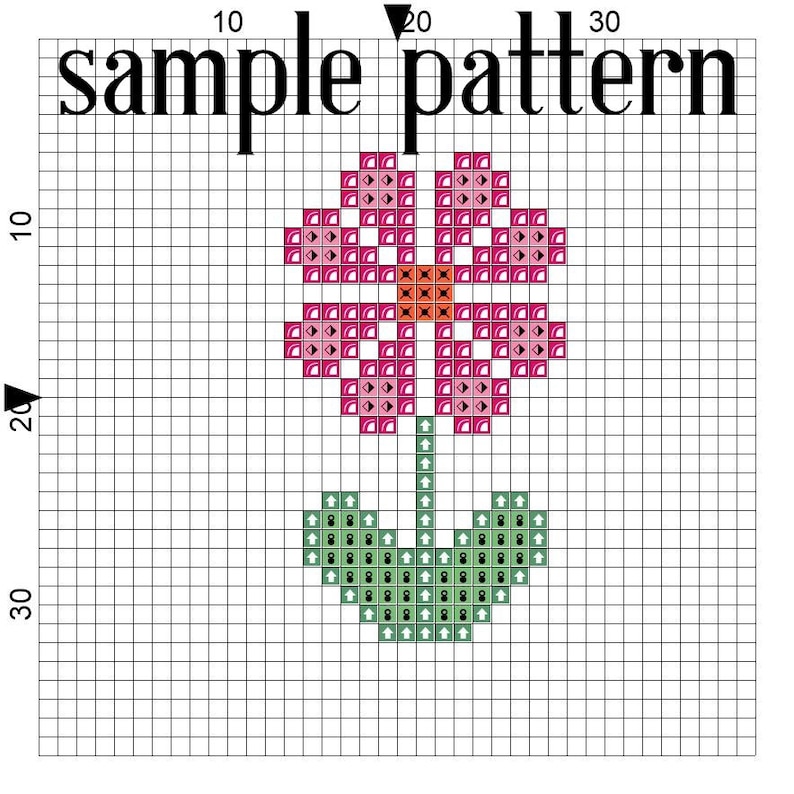 Op de afbeelding: Een kruissteekpatroon van een roze bloem met een groene stengel en bladeren. Het patroon is bovenaan met "sample pattern" gelabeld.