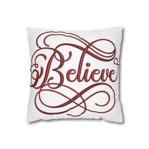 Quadratischer Kissenbezug mit Faux-Stickerei und dem Schriftzug „Believe“