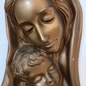 Religiöse bemalte goldene Gipsstatue mit der Jungfrau Maria, die das Jesuskind hält.