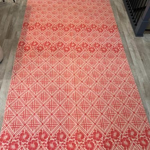 Cobertor vintage Edmond Sunnyspun, 400 x 180 cm, cobertor de acampamento de algodão. Cobertor raro com losangos e flores, nas cores salmão e creme.