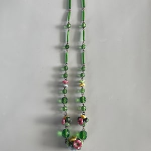 Gorgeous 1920s/1930s Art Deco Floral Glass Beaded Necklace.