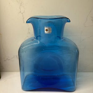 Blenko 384 Wasserflasche in Kobaltblau, ein klassisches und ikonisches Stück mundgeblasenes Glas der Blenko Glass Company.