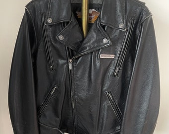 Chaqueta de cuero negra Harley Davidson estilo vintage del año 2002.