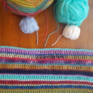 Bufanda Rainbow Tracks patrón fácil de crochet imagen 6
