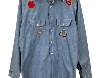 Vintage 1970s Blau Chambray bestickte Blumen Button Up Shirt Medium