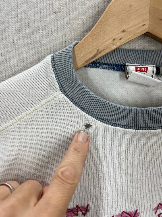 Vintage Levi’s Embroidered Crop Top Sweatshirt Wo… - image 5