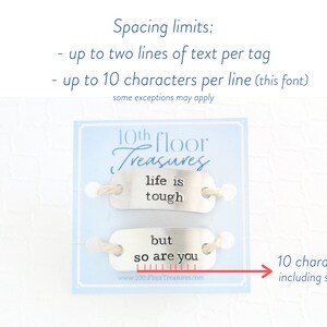 Puede incluir: Dos pulseras de plata con cord&oacute;n blanco. El encanto superior dice "la vida es dura" y el encanto inferior dice "pero t&uacute; tambi&eacute;n". Los encantos son de 10th Floor Treasures.