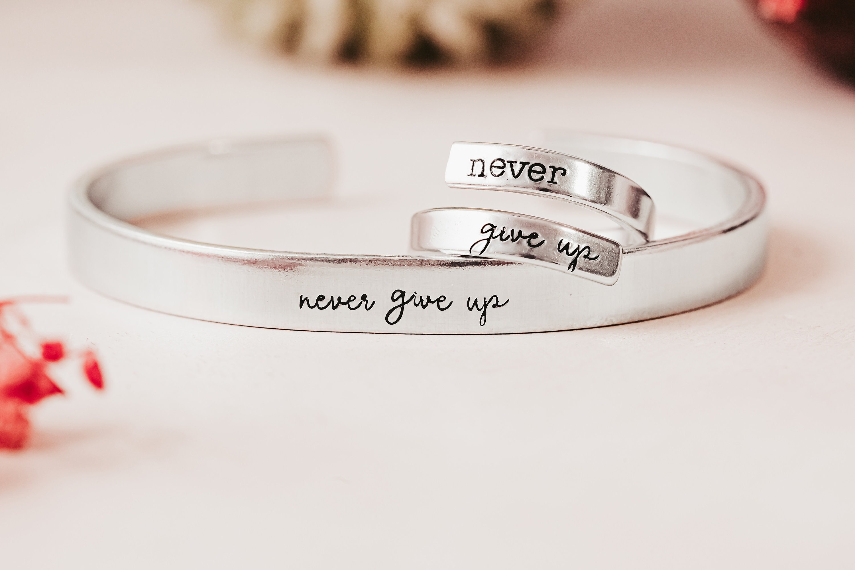 Bracelet Carré Torsadé Acier Titane NEVER GIVE UP - Manchette Ouverte Réglable - Neuf Avec étiquettes
