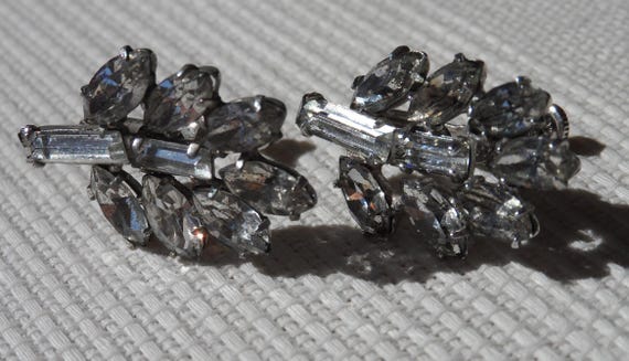 Lovely leaf pattern  style screw back rhinestone … - image 1