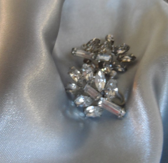 Lovely leaf pattern  style screw back rhinestone … - image 3