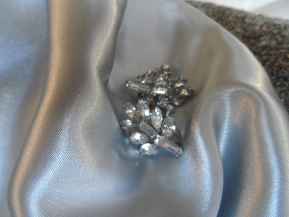 Lovely leaf pattern  style screw back rhinestone … - image 2