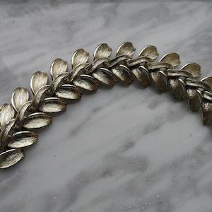 Signed Lisner mid century textured leaf pattern bracelet