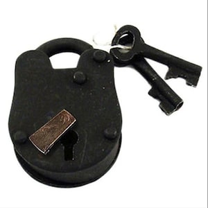 Puede incluir: Un candado de metal negro con dos llaves. El candado tiene forma rectangular y un pequeño ojo de cerradura. Las llaves están unidas al candado con un anillo de metal.