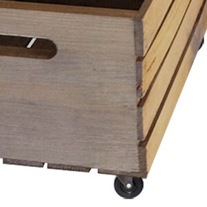 K&ouml;nnte beinhalten: Eine Holzkiste mit einer abgenutzten braunen Oberfl&auml;che und schwarzen R&auml;dern. Die Kiste hat eine rechteckige Form und besteht aus Holzbrettern.