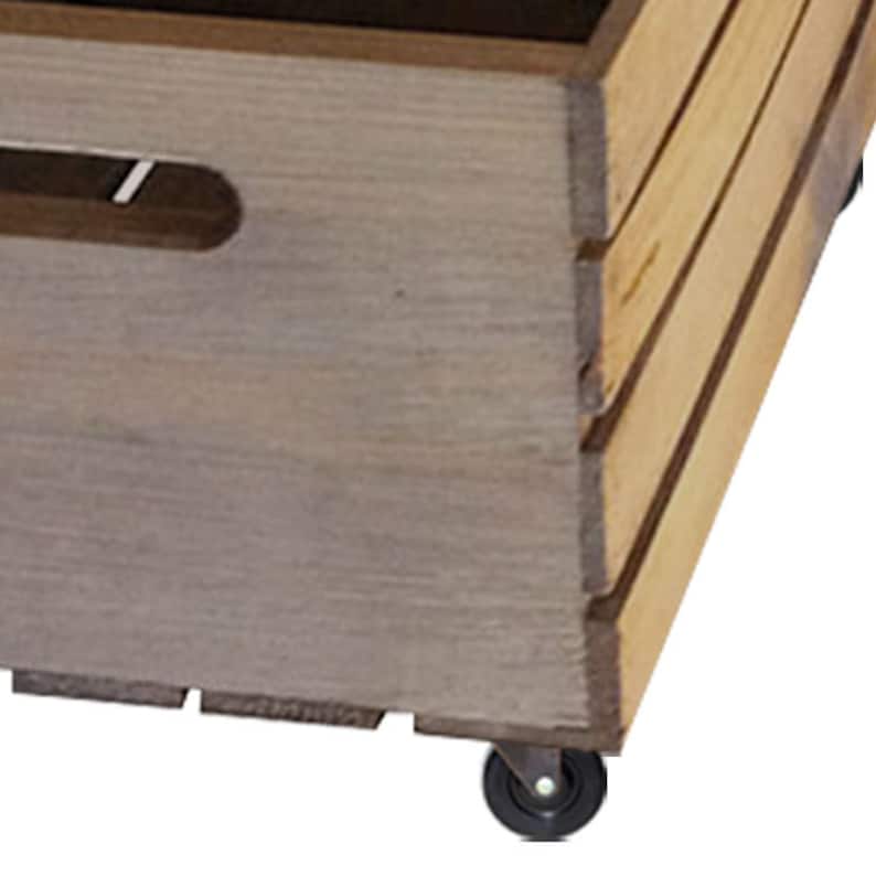 K&ouml;nnte beinhalten: Eine Holzkiste mit einer abgenutzten braunen Oberfl&auml;che und schwarzen R&auml;dern. Die Kiste hat eine rechteckige Form und besteht aus Holzbrettern.