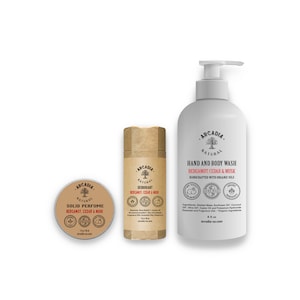 Puede incluir: Un conjunto de tres productos naturales para el cuidado del cuerpo con aroma a bergamota, cedro y almizcle. El conjunto incluye un perfume sólido, un desodorante en barra y un gel de manos y cuerpo. Todos los productos están hechos a mano con aceites orgánicos.
