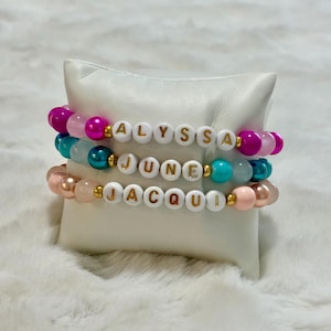 CUSTOM SINGLE Hand Beaded Glass Bead Bracelet- Names- Trips- Sayings- Gifts for Her, Girls Trip Bracelet- Gifts for a Friend