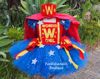 Disfraz de superhéroe de Wonder Girl con tutú, capa, pulsera y corona. Vestido de princesa superhéroe con tutú. Disfraz inspirado en Wonder Girl.