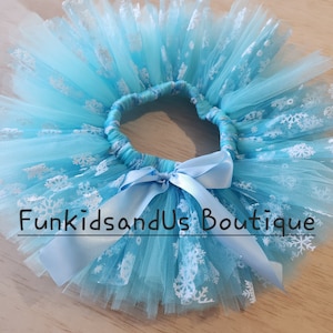 Tutú de copo de nieve azul helado: atuendo perfecto para eventos invernales y festivos. Falda de tul con copos de nieve escarchados: ropa de baile infantil brillante.