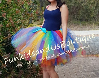 Falda tutú de tul arcoíris: un divertido atuendo para el desfile del orgullo