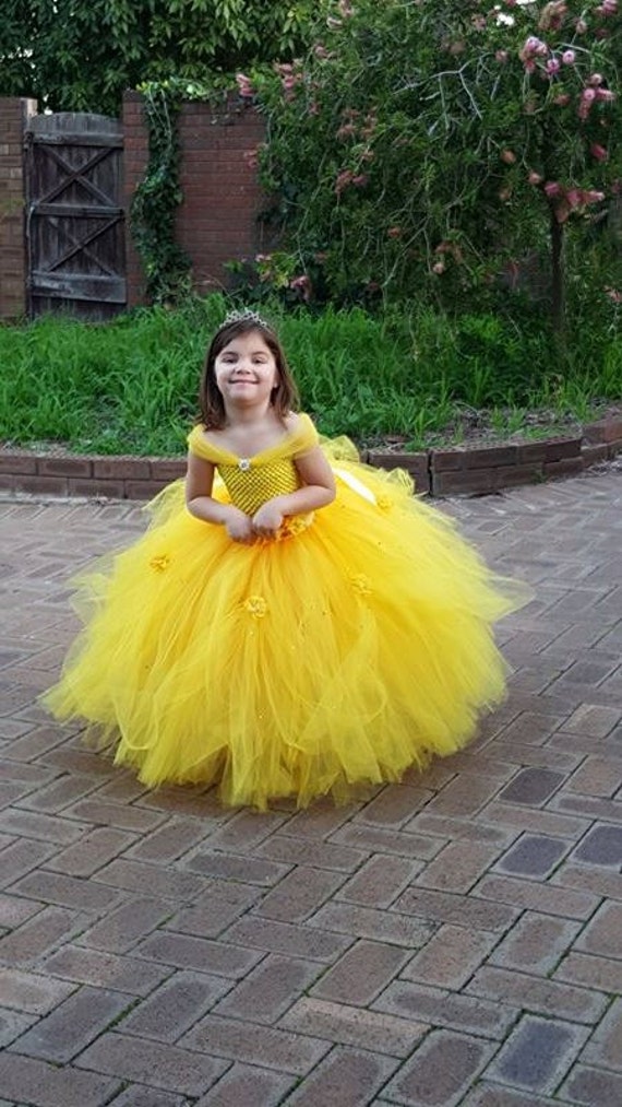 Princesa con vestido amarillo sales