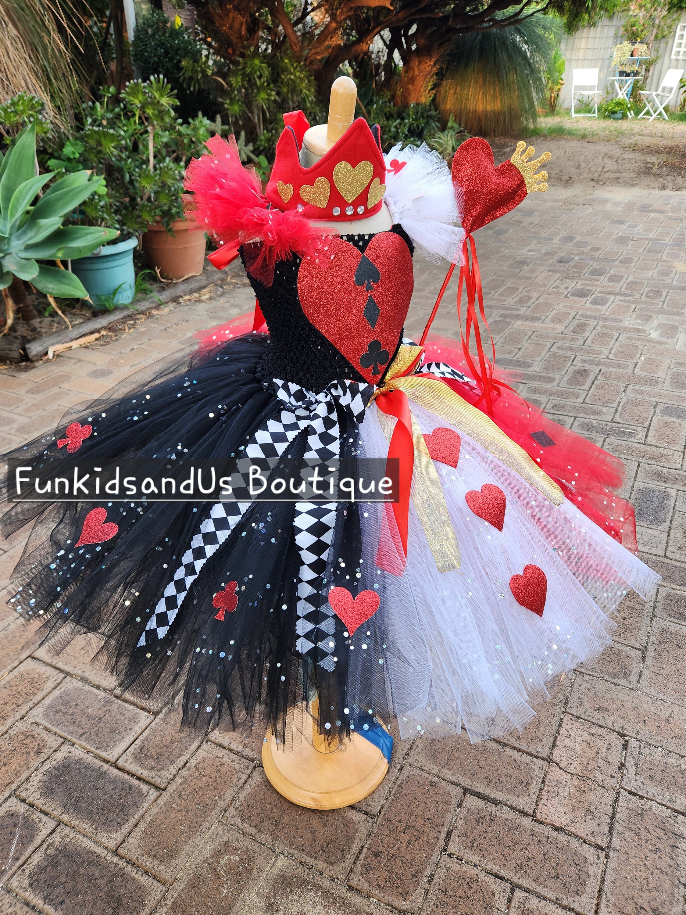 BTHRORO Set di accessori per il costume da regina, Corona d'oro Bacchetta di strass Orecchini Pendenti a cuore rosso per Donne Ragazza Halloween Carnevale festa di compleanno