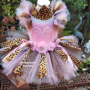 Vestido tutu Wild One Baby - Boho Chic Pink & Brown Safari Tulle Vestido curto - Wild Whimsical Boho jungle outfit - Fantasia com estampa animal