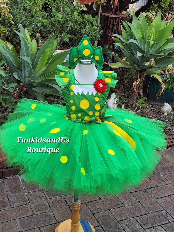 couple in green dress Pure Soft Fendi Silk Matching Combo style_group:Sample Gold Champagne Brooke Satin Dress main image 1