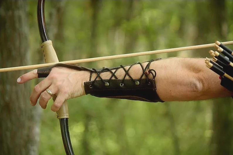 Chrees Protège-bras De Tir à L'arc Réglable – Cuir Artificiel – Doux, Respirant, Résistant – Taille 30 Cm – Sangles Ajustables