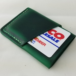 Cartera Minimalista de Cuero Verde Esmeralda; Cuero verde Horween con acabado Pull-up