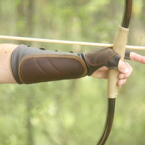 Woodland Brown Leather Arm Guard and 3 Finger Shooting Tab. Bow Hand Shooting Glove