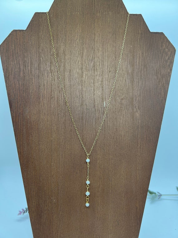 Pearl lariat necklace, small pearl and gold “y” necklace, wedding pearl necklace, pearl focal chain, dainty "y" necklace