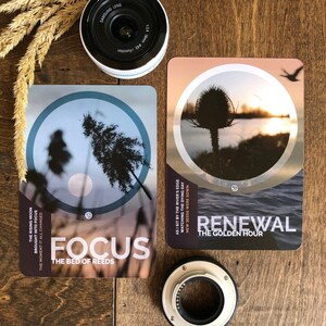 Op de afbeelding: Twee kaarten met inspirerende citaten en natuurfotografie. De eerste kaart toont een foto van een boom met de woorden "Focus, The Bed of Reeds" en het citaat "The rising moon brought into focus the moment it all changed". De tweede kaart toont een foto van een distel met de woorden "Renewal, The Golden Hour" en het citaat "As I sit by the river's edge watching the dying day, new seeds were sown".