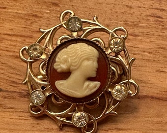 Vintage cameo brooch/pin with rhinestones