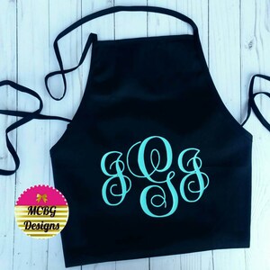 以下が含まれることがあります： 前面にターコイズ色のモノグラム「SOS」が施された黒いエプロン