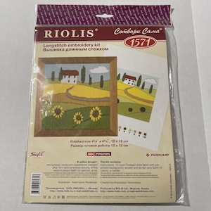 Puede incluir: Kit de bordado de punto largo RIOLIS con un paisaje de casa, girasoles y colinas. Tamaño final: 12 x 12 cm. El kit incluye instrucciones, tela Aida, hilo y una aguja.