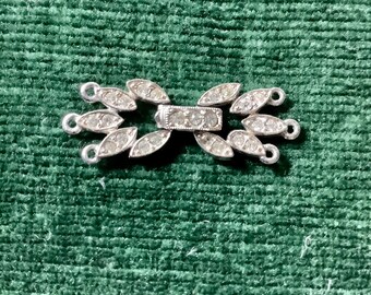 Dies ist das, was Sie wollen, wenn Sie Ihre Perlen „umklammern“. Ein Sehr schöne Haken Verschluss von Marvella In Silber Farbe Metall Und Strass.