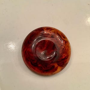 以下が含まれることがあります： 渦巻き模様の赤い茶色の丸い樹脂ボタン