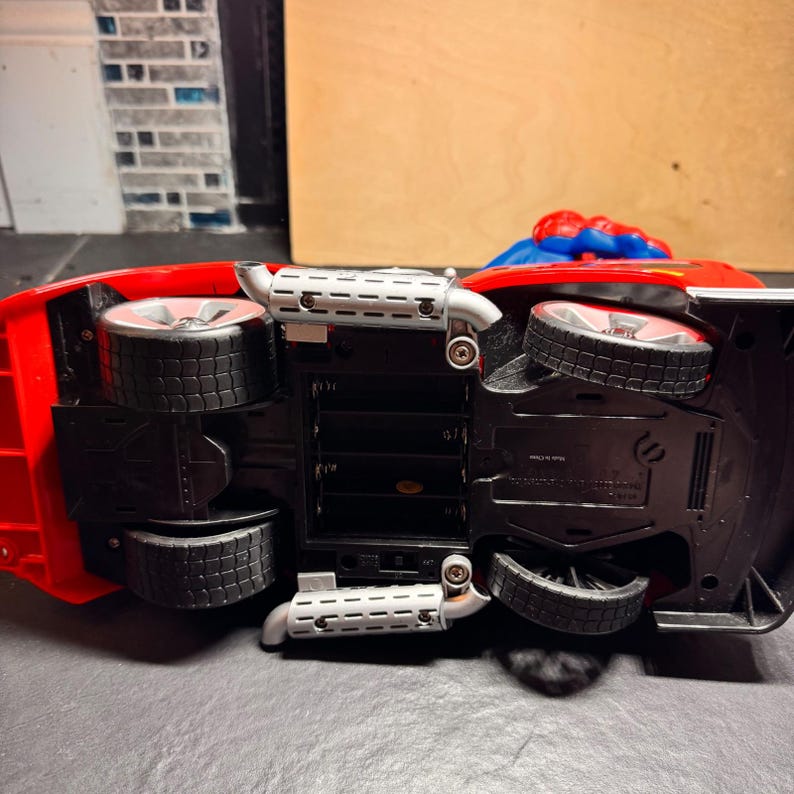 Marvel MGA Spider-Man Fire Truck Toy 2006 Red Sound & Lights Action Figure Works image 12