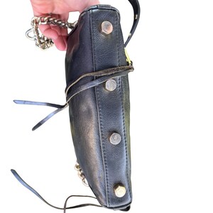 Bolso bandolera de piel negra estilo motero con 5 cremalleras de Rebecca Minkoff y herrajes plateados. imagen 10