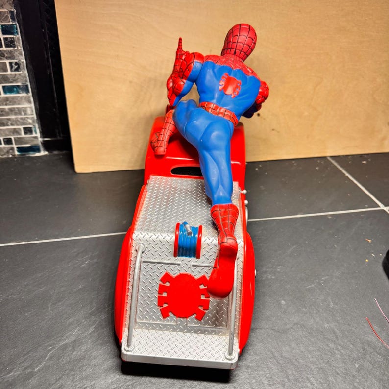 Marvel MGA Spider-Man Fire Truck Toy 2006 Red Sound & Lights Action Figure Works image 5