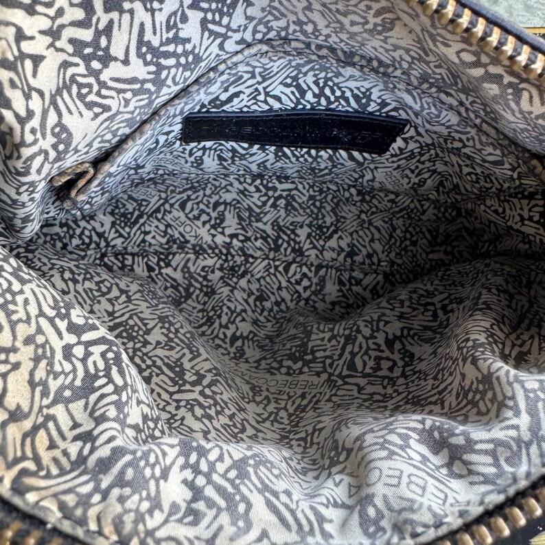 Bolso bandolera de piel negra estilo motero con 5 cremalleras de Rebecca Minkoff y herrajes plateados. imagen 11