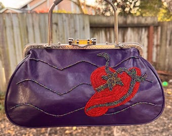 Bolso de mano de noche Temptation Italy de piel morada con cuentas y sombrero rojo con cierre de beso