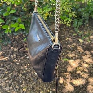 Bolso bandolera de piel negra estilo motero con 5 cremalleras de Rebecca Minkoff y herrajes plateados. imagen 15
