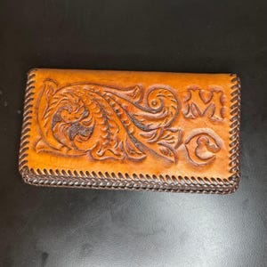 Funda para chequera de cuero color canela repujado con iniciales florales occidentales, hecha a mano, estilo vintage
