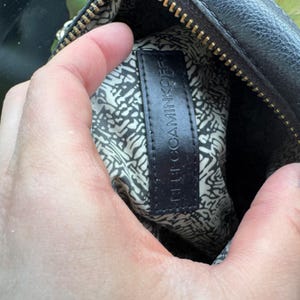 Bolso bandolera de piel negra estilo motero con 5 cremalleras de Rebecca Minkoff y herrajes plateados. imagen 8