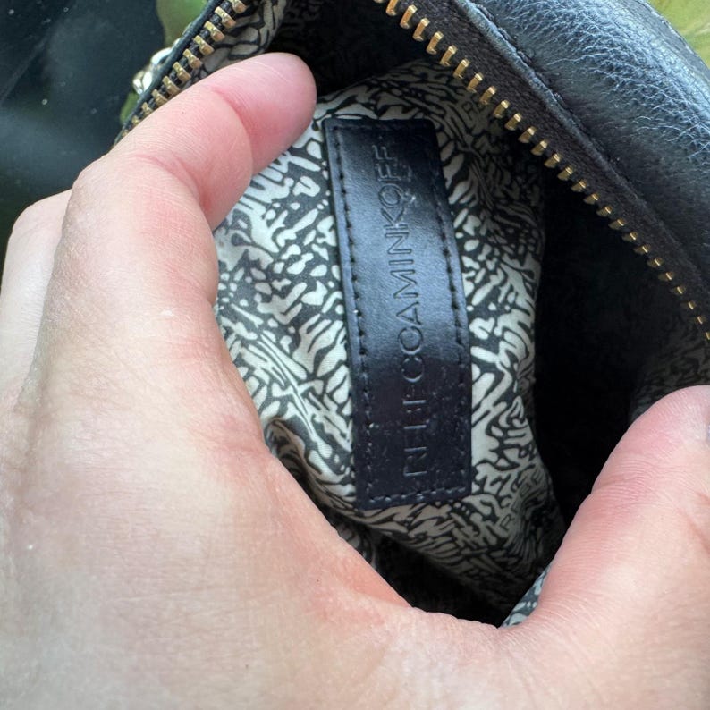 Bolso bandolera de piel negra estilo motero con 5 cremalleras de Rebecca Minkoff y herrajes plateados. imagen 8