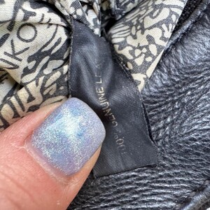 Bolso bandolera de piel negra estilo motero con 5 cremalleras de Rebecca Minkoff y herrajes plateados. imagen 7
